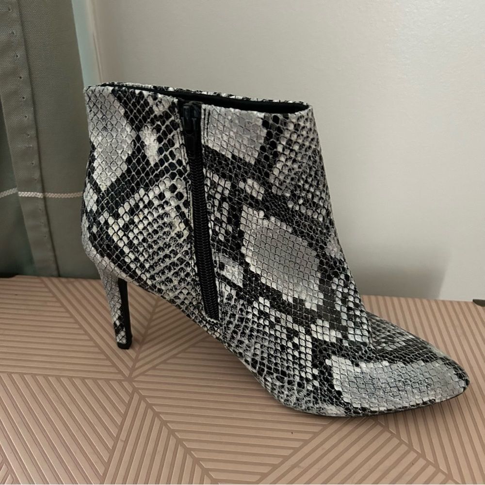 Worthington Heeled Ankle Booties Faux Snakeskin Gray Black White Lorna Casual - Picture 6 of 12